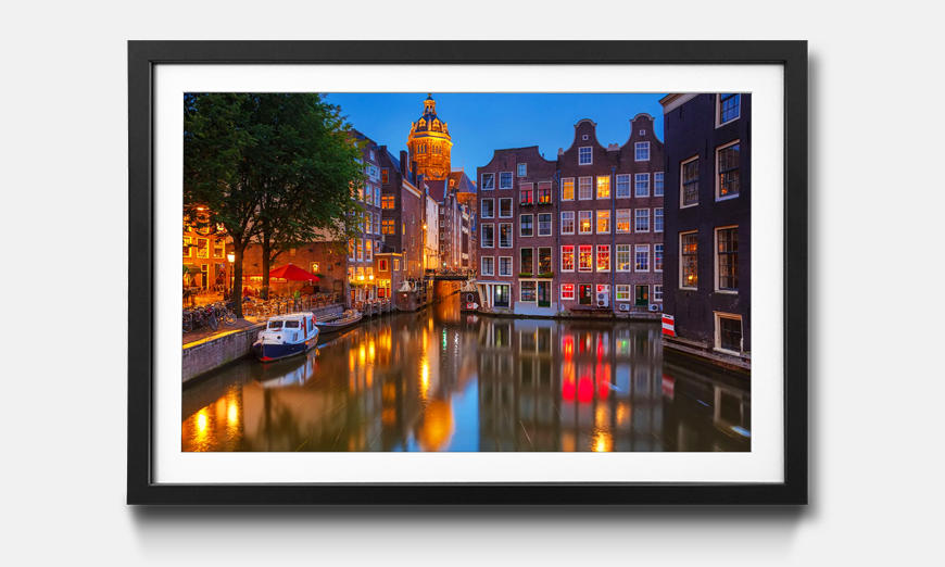 La reproduction encadrée Canal in Amsterdam